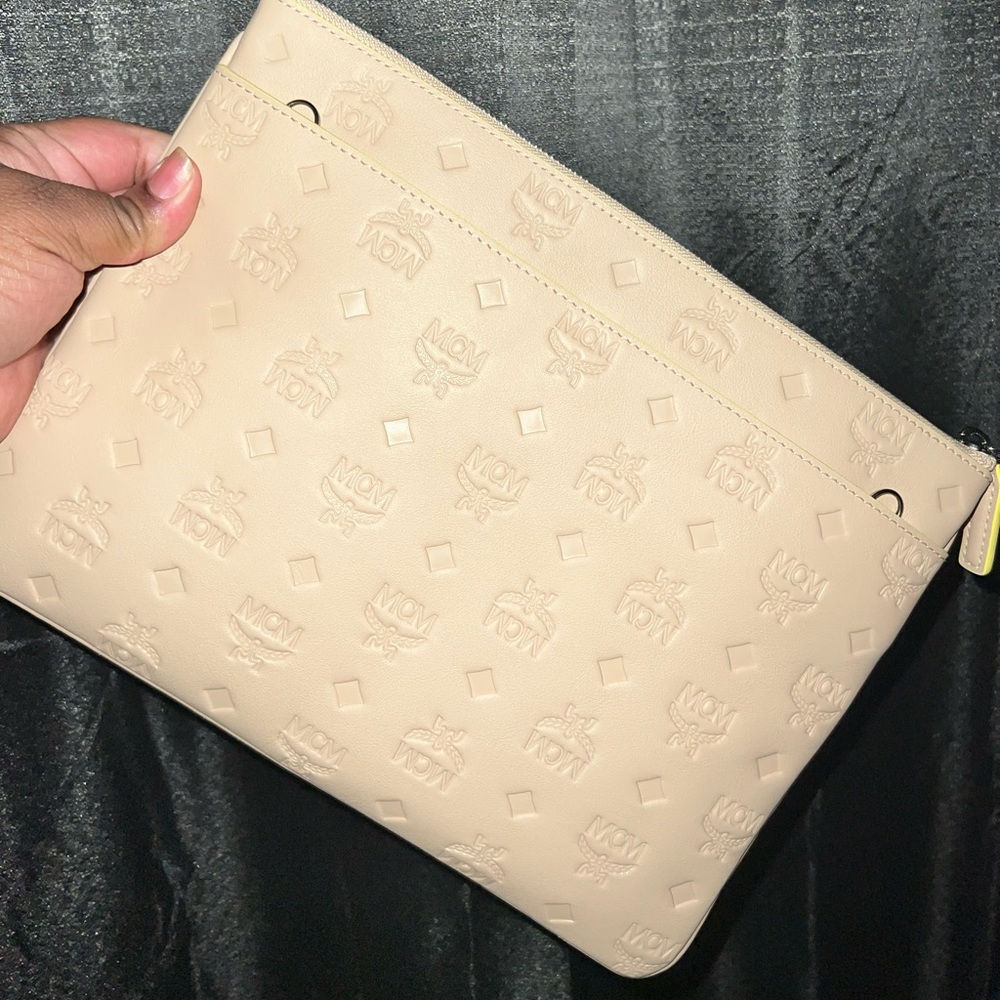 MCM KLARA MONOGRAMMED LEATHER CLUTCH BAG| COLOR CROISSANT